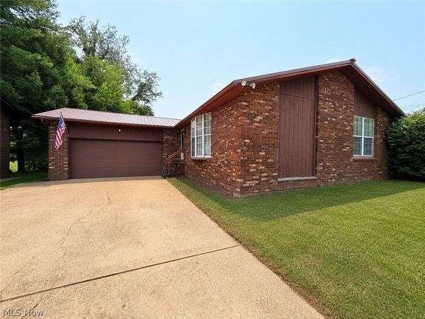 805 4th Street , Belpre, OH 45714