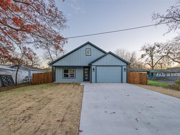 411 W Elm Street , Whitewright, TX 75491