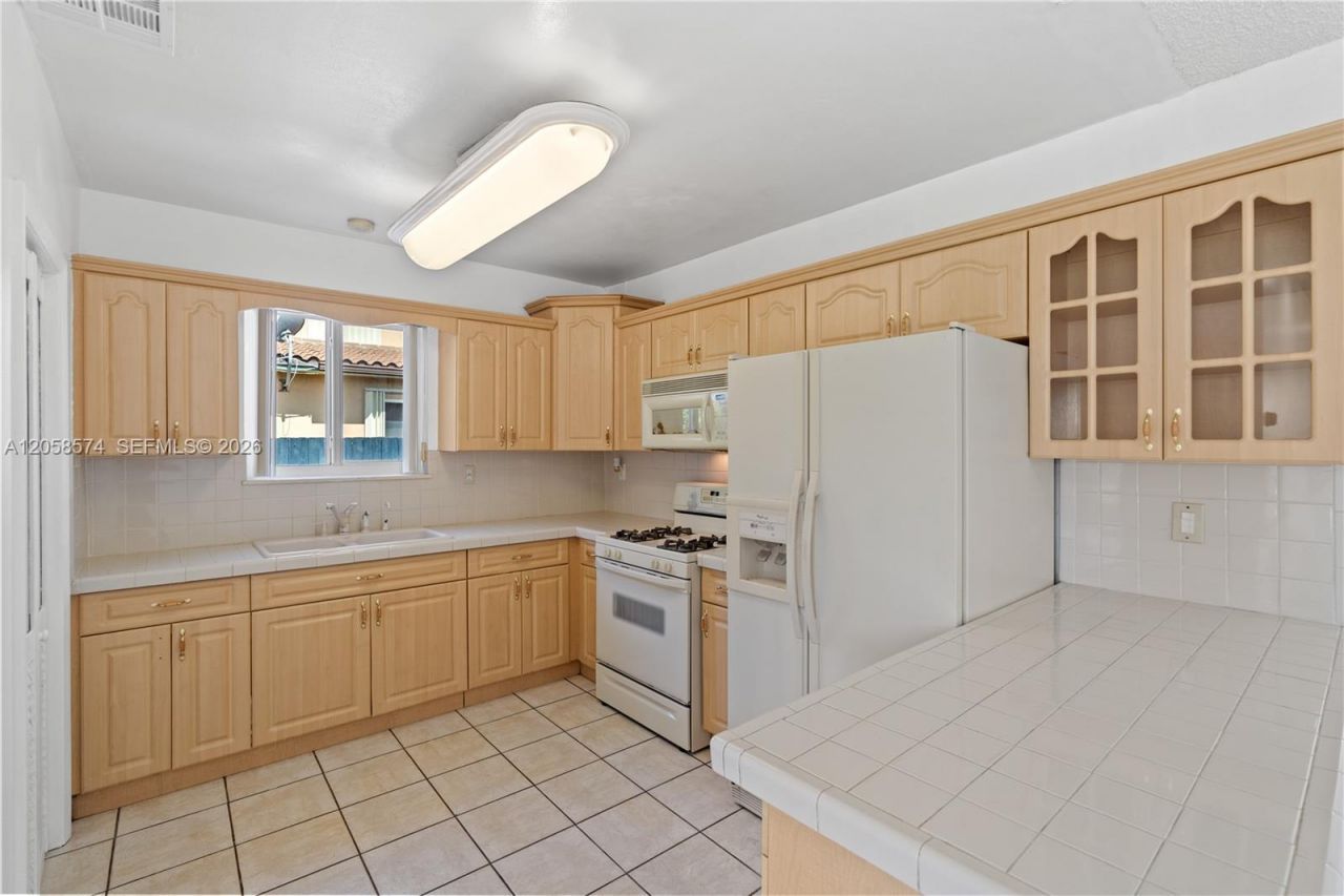 661 W 50th Pl , Hialeah, FL 33012 Photo