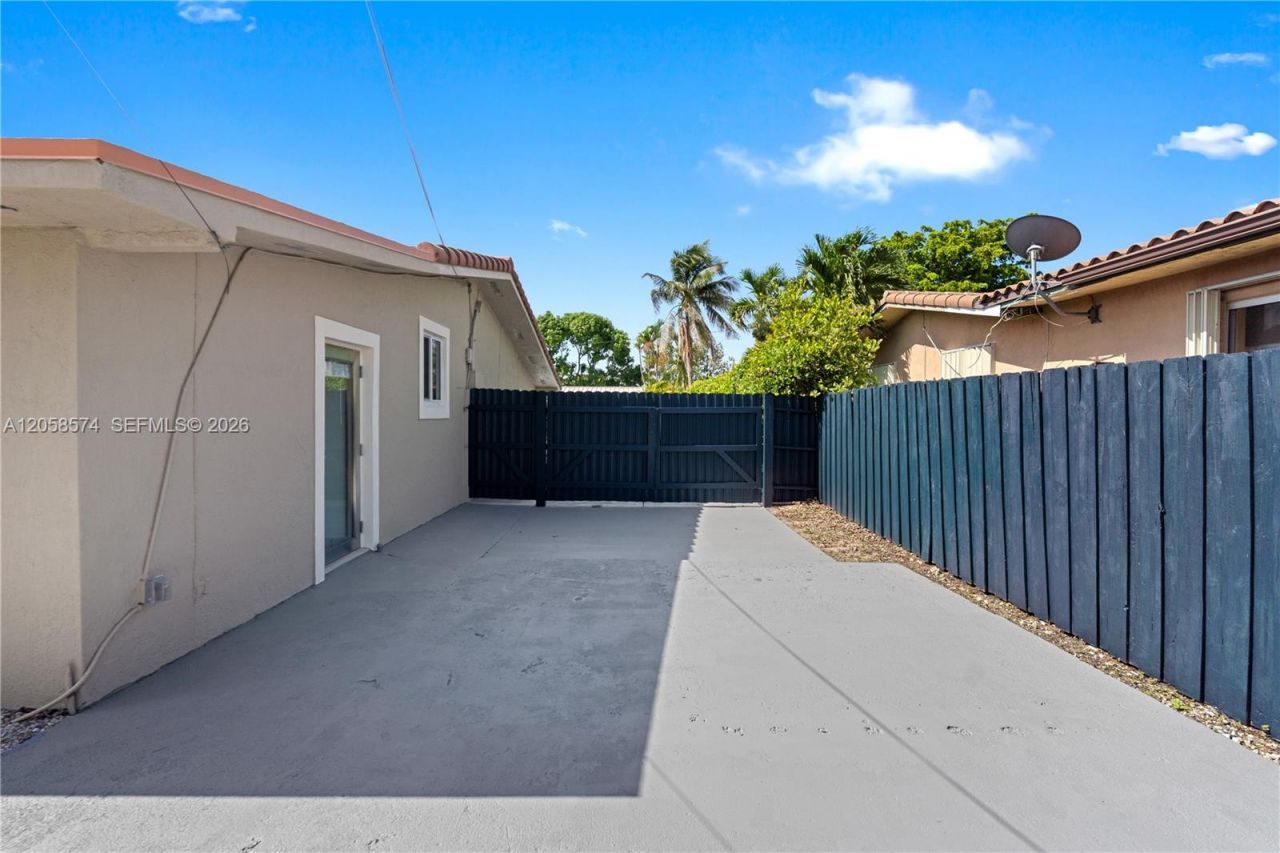 661 W 50th Pl , Hialeah, FL 33012 Photo