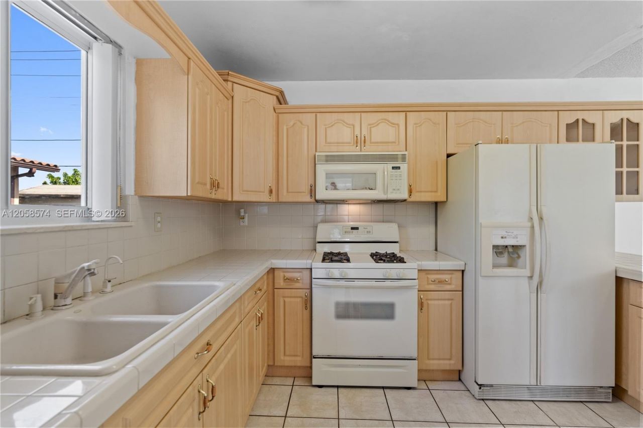 661 W 50th Pl , Hialeah, FL 33012 Photo