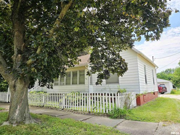 146 E HICKORY Street, Canton, IL 61520