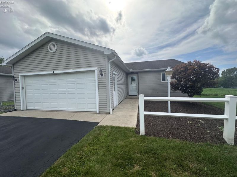 520 Autumnwood Drive, Unit A, Tiffin, OH 44883 Photo 2