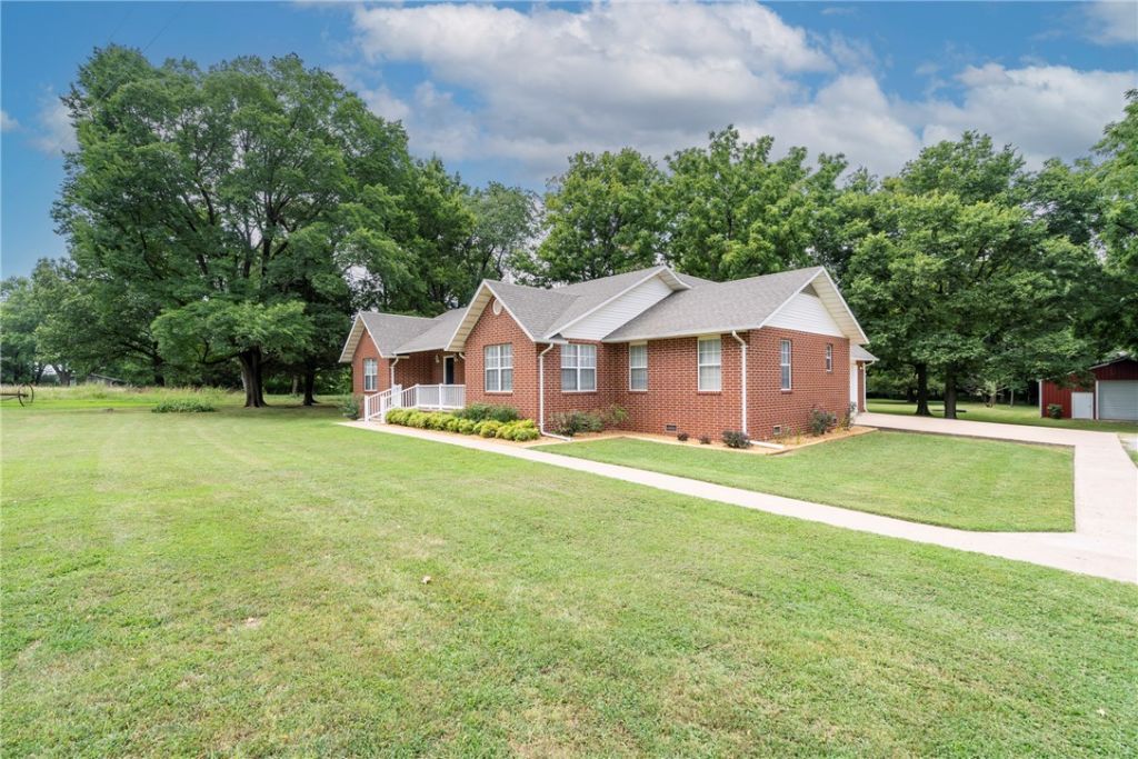 21230 Shady Grove Road Siloam Springs, AR 72761