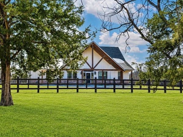 1205 Northshore Lane, Valley View, TX 76272