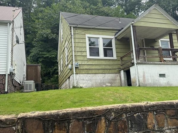 120 SPRUCE AVENUE, PINEVILLE, WV 24874