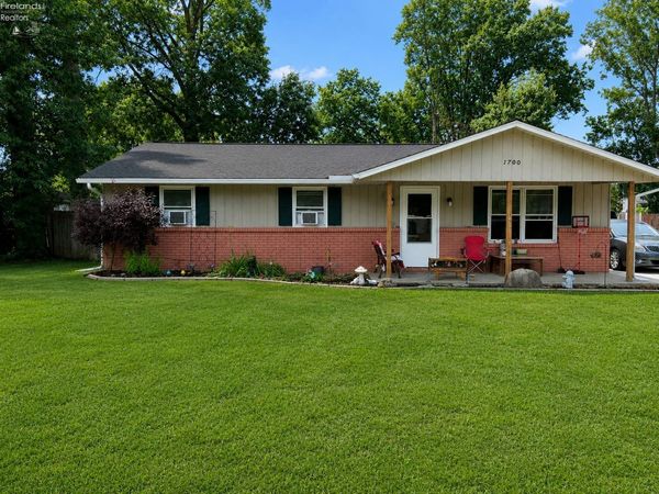 1700 Urban Cir, Lorain, OH 44053