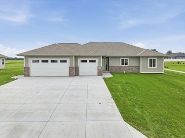 908 FAIRVIEW HILLS Drive, MALVERN, IA 51551