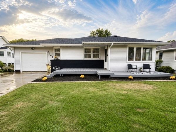 1242 8th Avenue, Clinton, IA 52732
