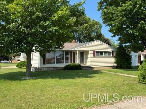 2430 S 3Rd Avenue, Escanaba, MI 49829
