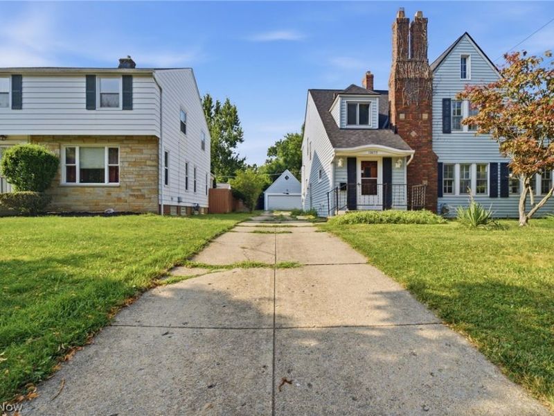 10033 Chesterfield Drive, Parma Heights, OH 44130 Photo 3