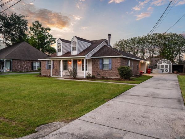 18526 White Oak Dr, Prairieville, LA 70769