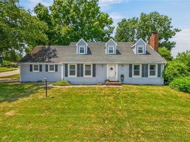 602 Greenbriar Terrace, St Joseph, MO 64506