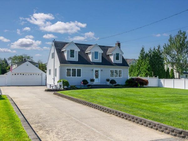 34 Farmers Avenue , Lindenhurst, NY 11757