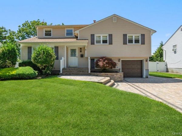 8 Radnor Court , Hicksville, NY 11801