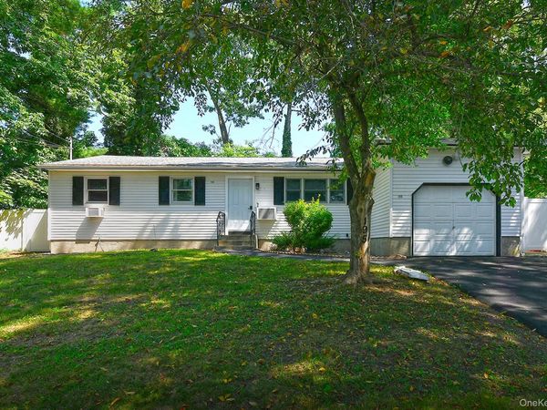 195 Mohawk Street , Ronkonkoma, NY 11779