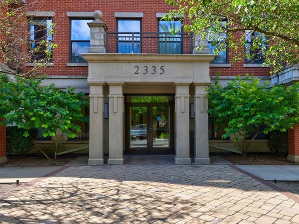 2335 W Belle Plaine Avenue , Unit 118, Chicago, IL 60618