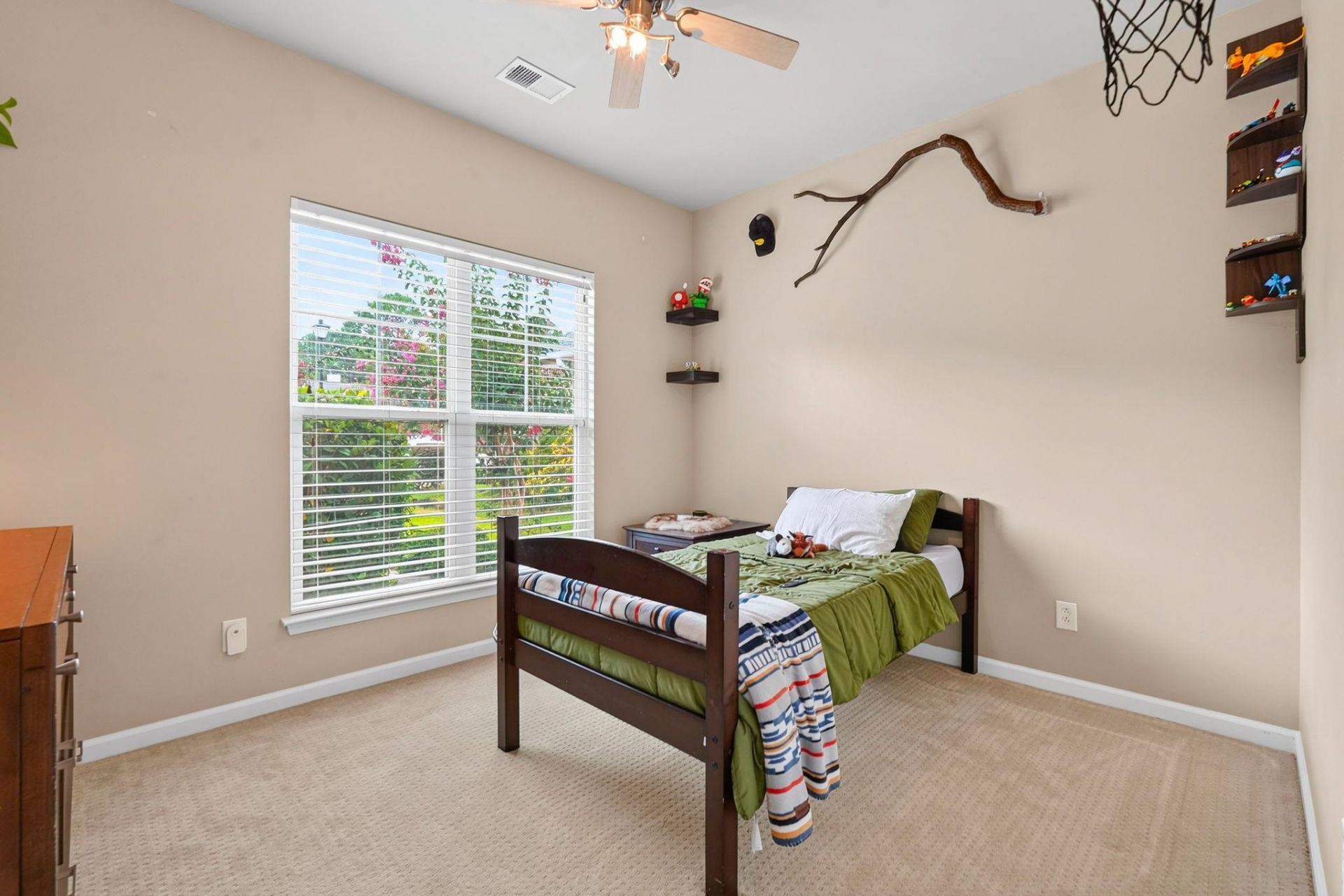 348 Esher Ct. Photo 5