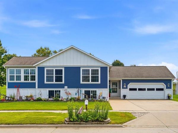 801 Hampton Dr, Williamsburg, IA 52361