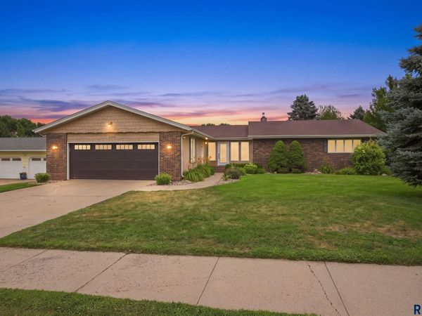 2009 E Elizabeth Dr, Sioux Falls, SD 57103