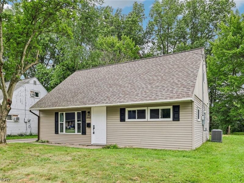 1562 Denison Avenue NW, Warren, OH 44485 Photo 1