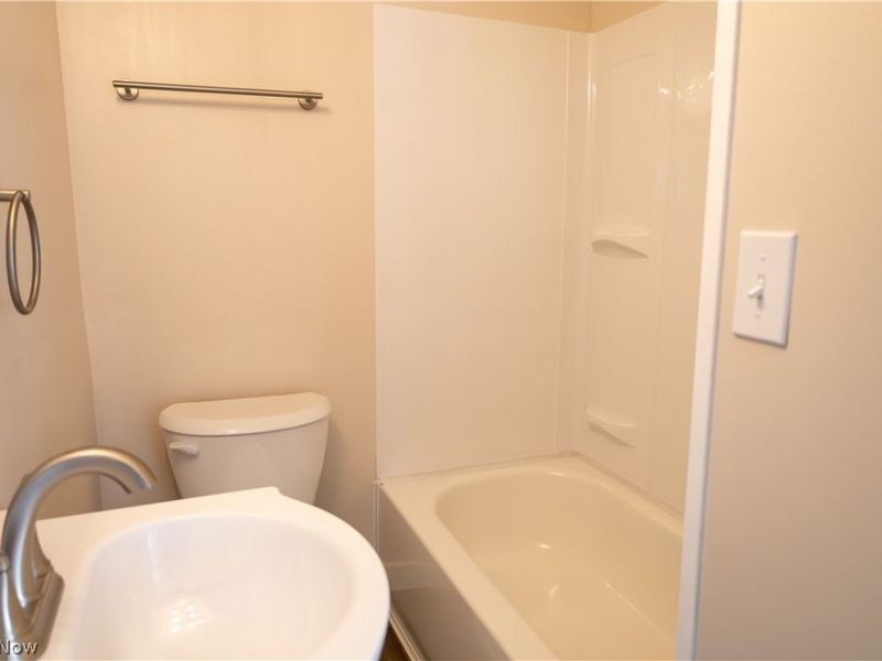 349 E Pace Avenue, Akron, OH 44319 Photo 10