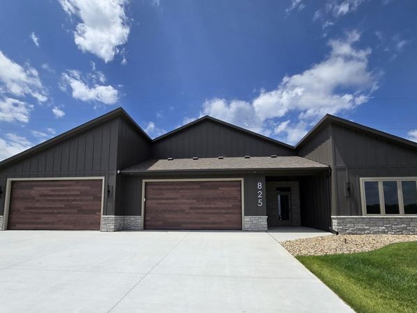 825 N Sylvan Dr, Sioux Falls, SD 57110