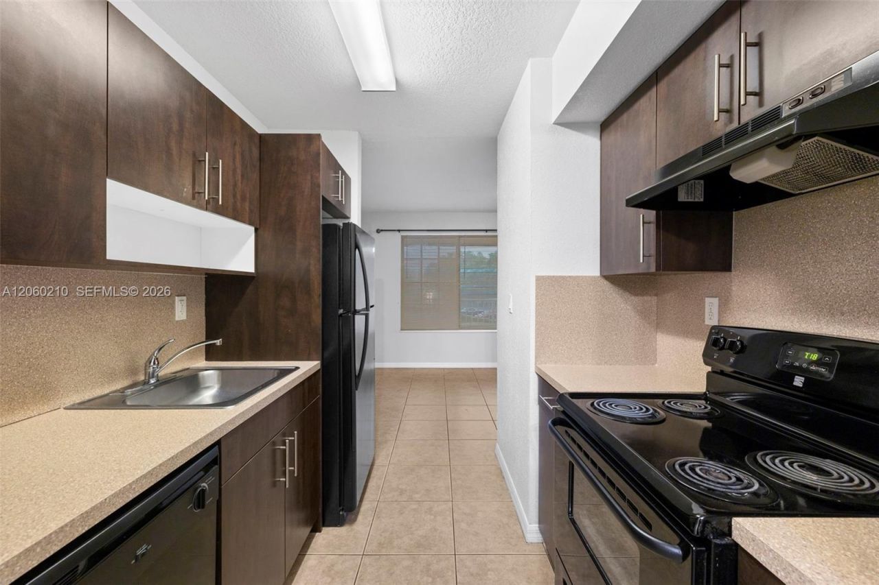 13 S Royal Poinciana Blvd, Unit 14, Miami Springs, FL 33166 Photo