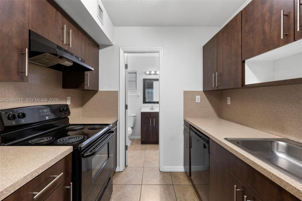 13 S Royal Poinciana Blvd, Unit 14, Miami Springs, FL 33166 Photo