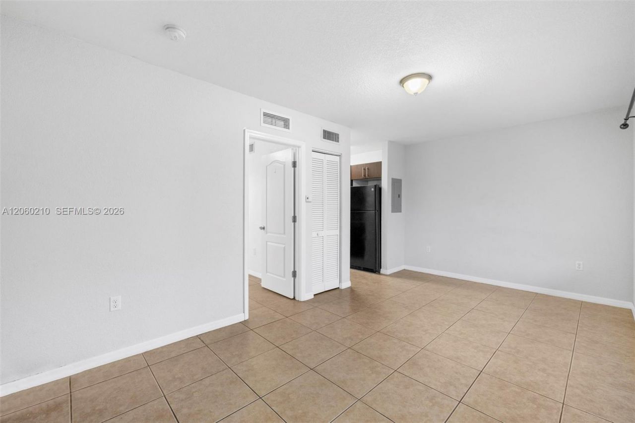 13 S Royal Poinciana Blvd, Unit 14, Miami Springs, FL 33166 Photo