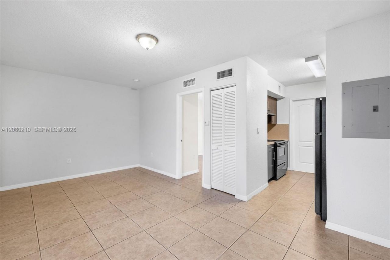 13 S Royal Poinciana Blvd, Unit 14, Miami Springs, FL 33166 Photo