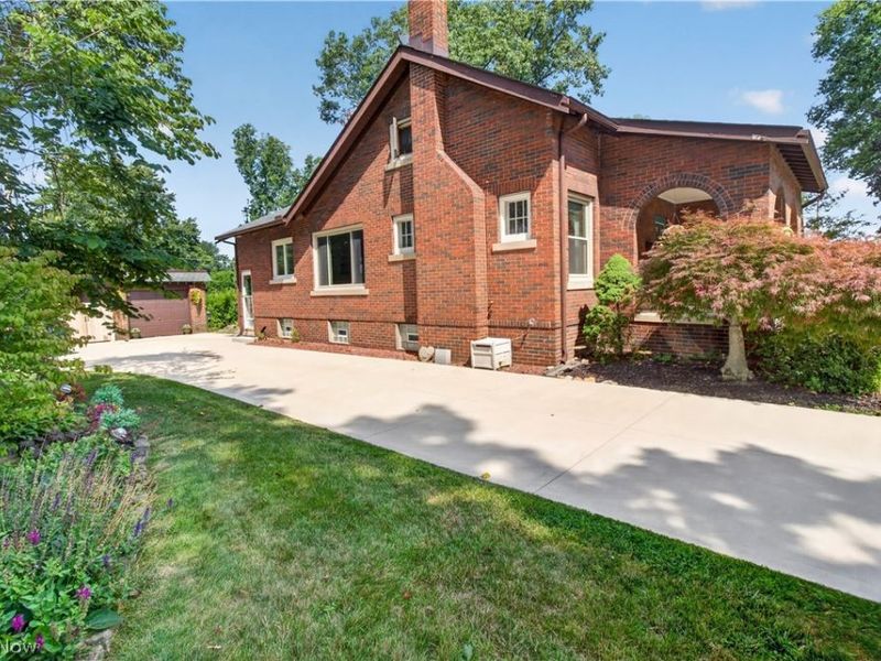 156 Woodhill Drive, Amherst, OH 44001 Photo 4