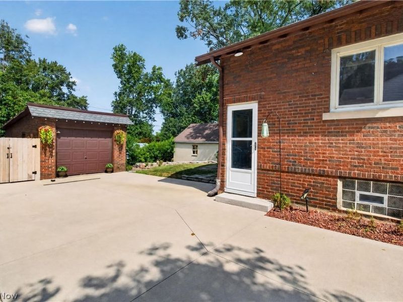 156 Woodhill Drive, Amherst, OH 44001 Photo 6