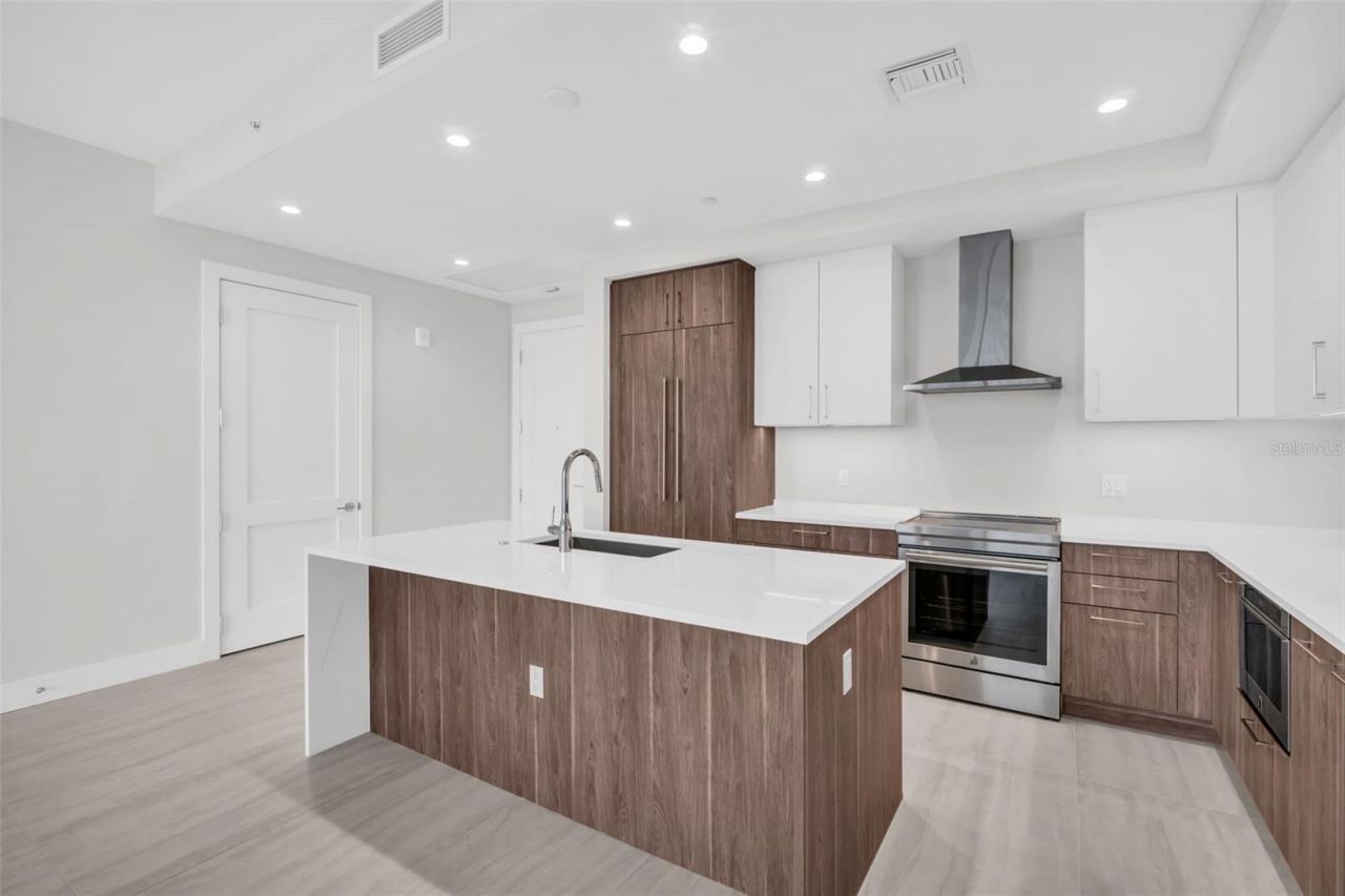 275 1st Avenue S, Unit 2807, Saint Petersburg, FL 33701 Photo