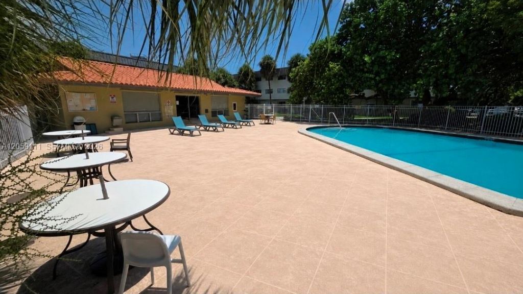 300 Layne Blvd, Unit 301, Hallandale Beach, FL 33009 Photo