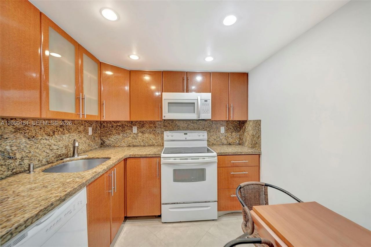 200 172nd St, Unit 220, Sunny Isles Beach, FL 33160 Photo