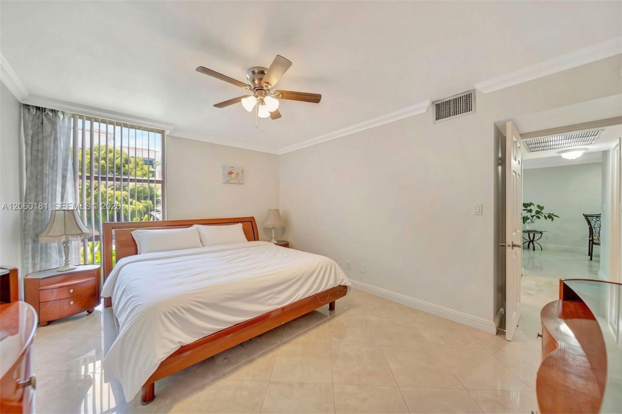 200 172nd St, Unit 220, Sunny Isles Beach, FL 33160 Photo