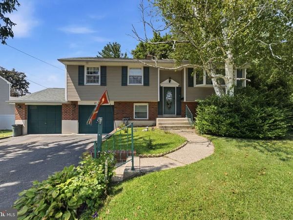 17 BLACKTHORNE LANE, ASTON, PA 19014