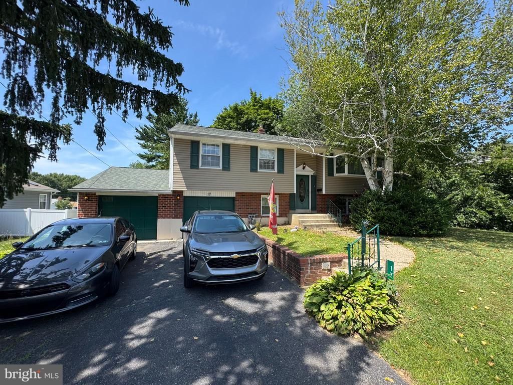 17 BLACKTHORNE LANE , ASTON, PA 19014