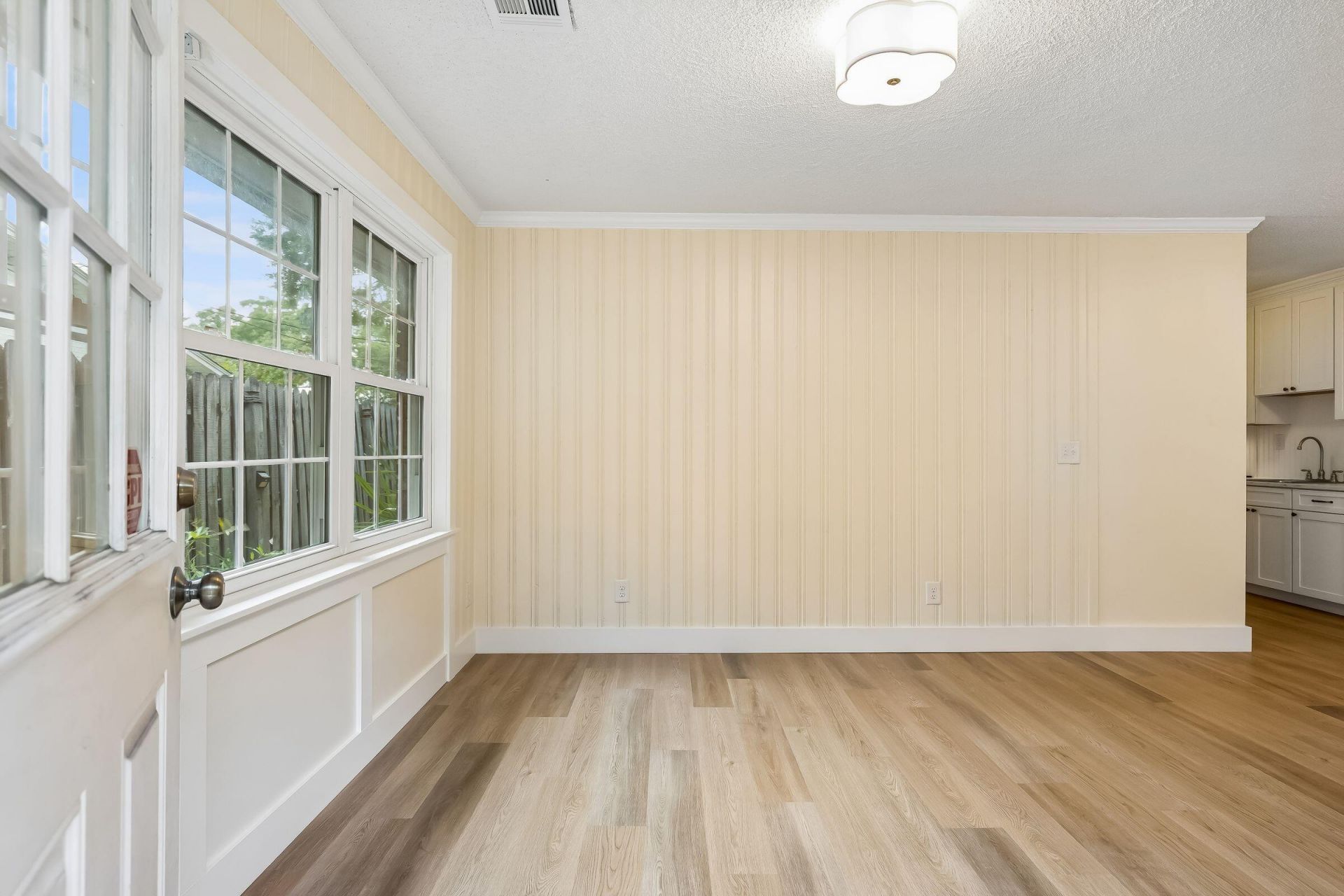 5034 Victoria Avenue Photo 4