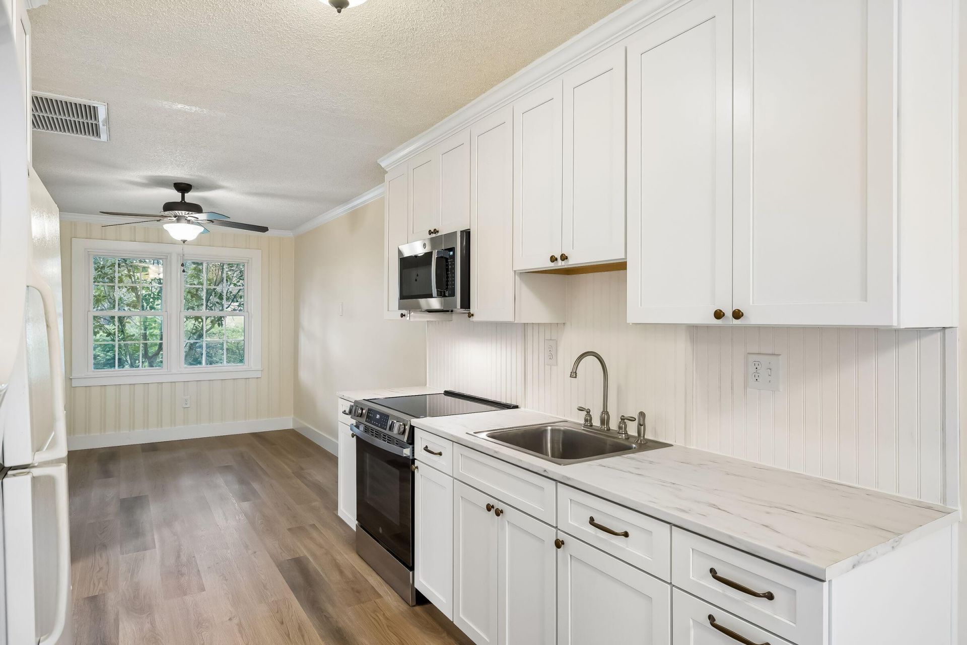 5034 Victoria Avenue Photo 8
