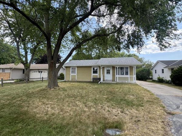 6901 Middle Rd, Caledonia, WI 53402