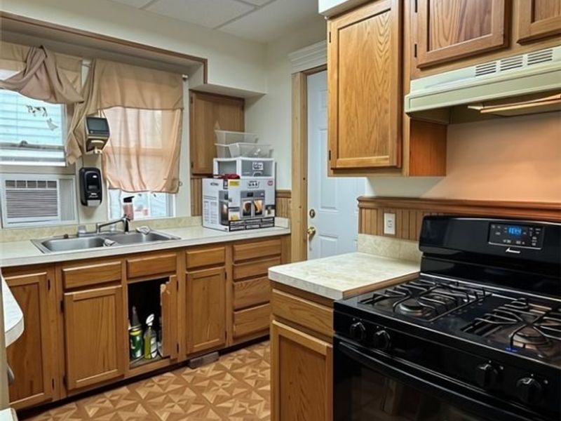 9910 Parmelee Avenue, Cleveland, OH 44108 Photo 9