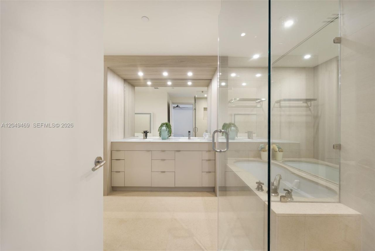 6799 Collins Ave , Unit 1402, Miami Beach, FL 33141 Photo