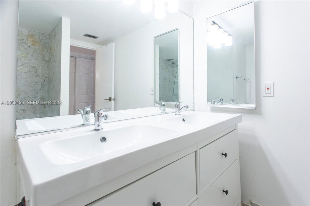 1420 Brickell Bay Dr, Unit 1604B, Miami, FL 33131 Photo