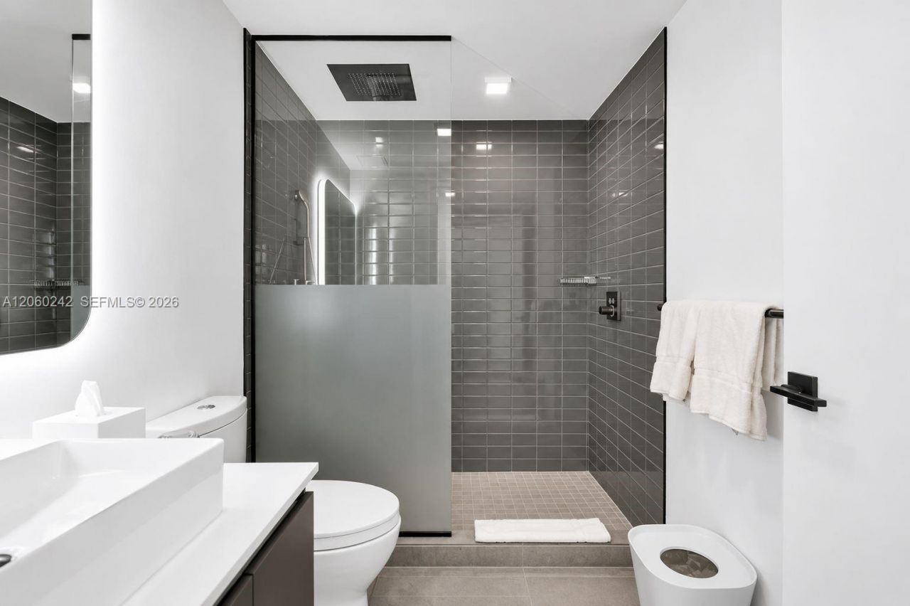 227 NE 2nd St , Unit 2000, Miami, FL 33132 Photo