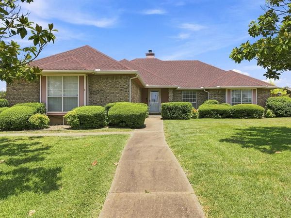 1121 The Meadows Parkway, DeSoto, TX 75115