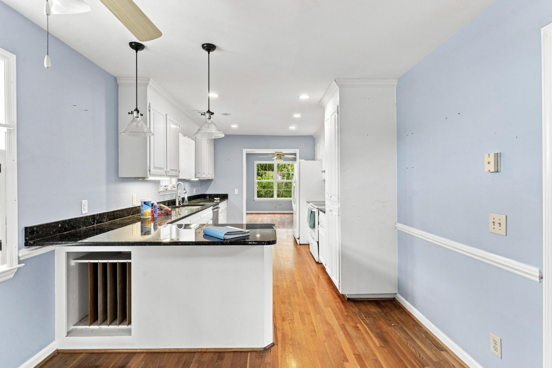 514 W Beach Photo 4
