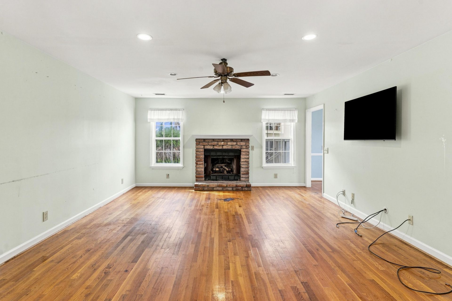 514 W Beach Photo 7