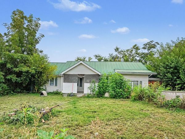 9105 Old Highway 52 , Westmoreland, TN 37186